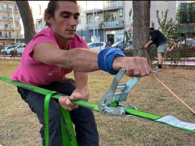 ...dandole tensione con il cricchetto
